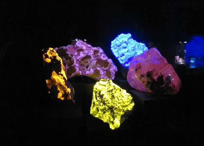 LUYOR-3410用于觀察礦石的顏色